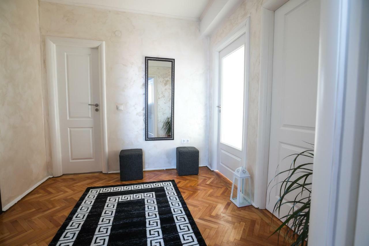 White Spacious Apartment Сибиу Экстерьер фото